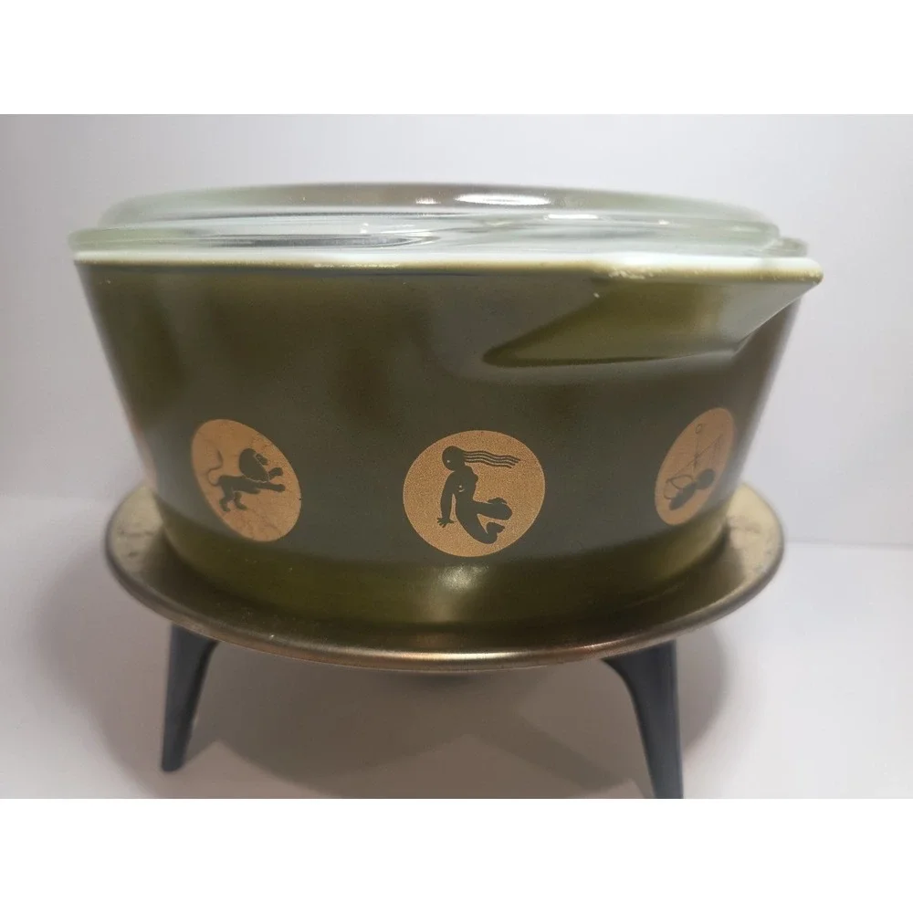 RARE - PYREX Zodiac Green Round Glass Casserole Bowl 2 1/2 QT with Lid & Stand